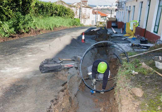 Fene repara o abastecemento de auga na rúa Riveiroa
